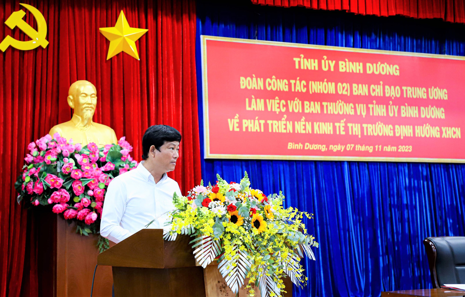 Chủ tịch UBND tỉnh Võ Văn Minh báo cáo về tình hình phát triển kinh tế - xã hội của 4; Bình Dương với đoàn công tác